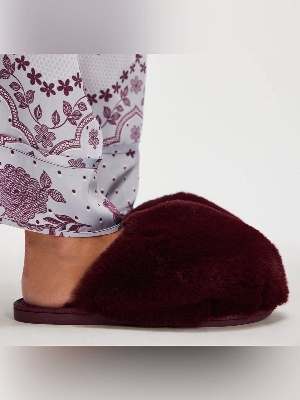 Free People Snowball Faux Fur Slippers size 7 in Cabernet New in Box